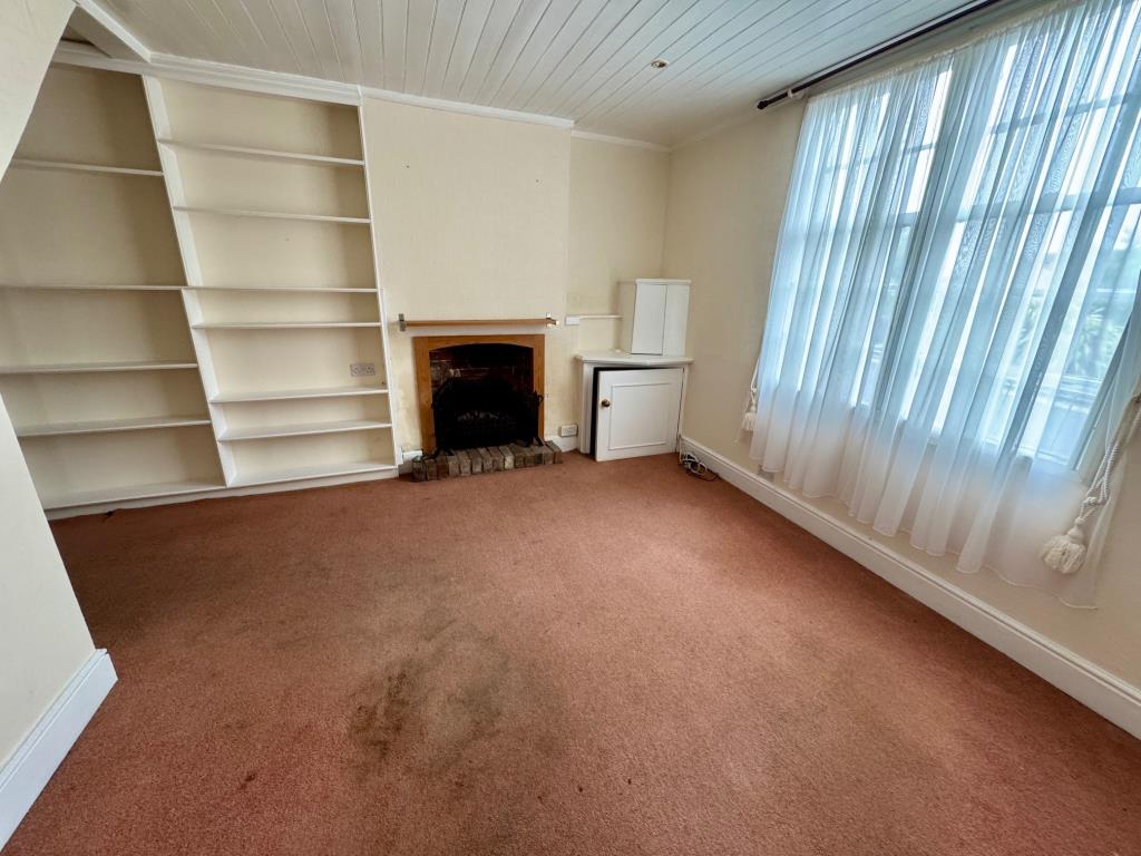 Lot: 130 - END-TERRACE PERIOD COTTAGE - Living room